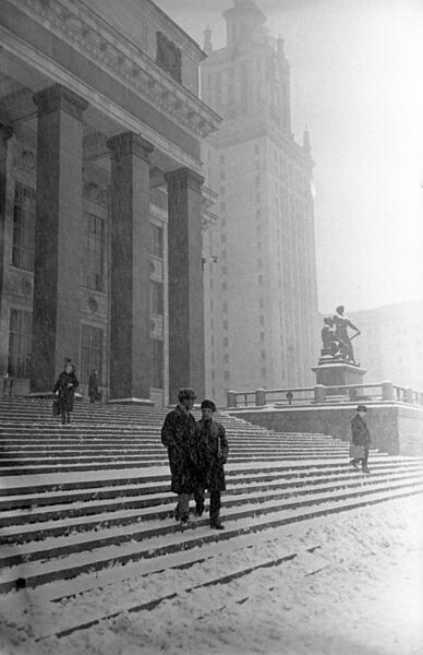Студенты из Сомали, обучающиеся в МГУ, у главного здания Московского государственного университета имени М.В.Ломоносова на Ленинских горах Студенты из Сомали, обучающиеся в МГУ, у главного здания Московского государственного университета имени М.В.Ломоносова на Ленинских горах