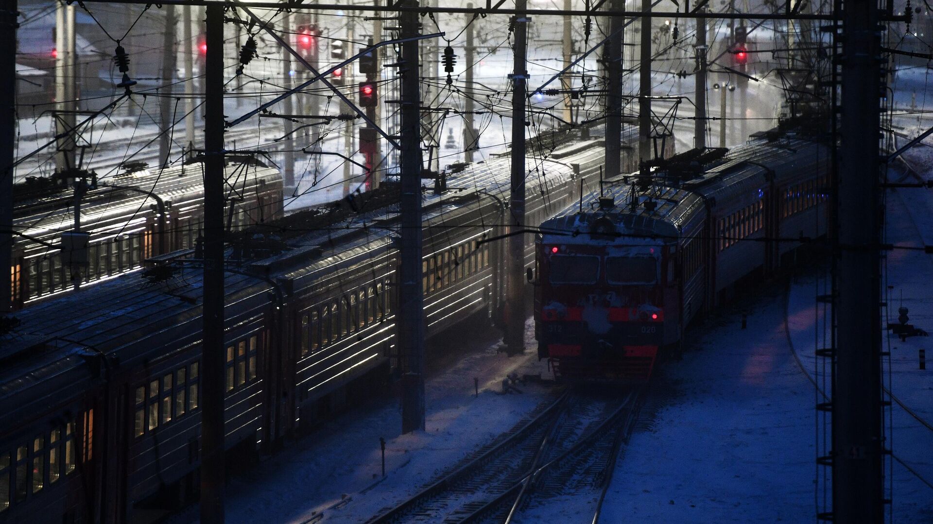 Пригородные электропоезда на железнодорожной станции Новосибирск-Главный Пригородные электропоезда на железнодорожной станции Новосибирск-Главный - РИА Новости, 1920, 28.12.2020