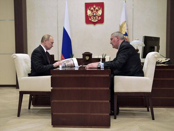 Владимир Путин и генеральный директор Государственной корпорации по космической деятельности Роскосмос Дмитрий Рогозин во время встречи Владимир Путин и генеральный директор Государственной корпорации по космической деятельности Роскосмос Дмитрий Рогозин во время встречи