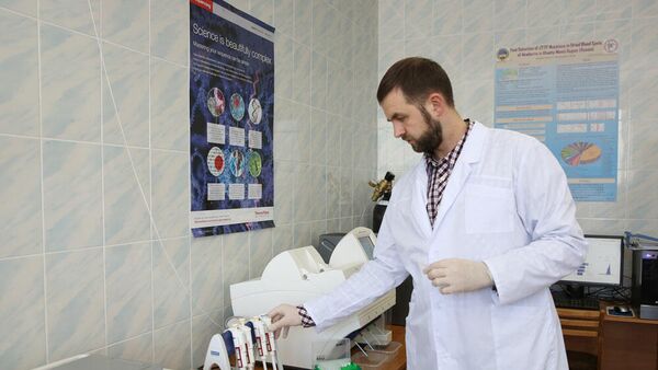 Научный сотрудник НОЦ Медицинского института СурГУ Максим Донников загружает подготовленную библиотеку образцов генетического материала на борт секвенатора нового поколения (NGS) Научный сотрудник НОЦ Медицинского института СурГУ Максим Донников загружает подготовленную библиотеку образцов генетического материала на борт секвенатора нового поколения (NGS)