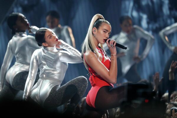 Дуа Липа во время выступления на церемонии награждения American Music Awards 2019 Дуа Липа во время выступления на церемонии награждения American Music Awards 2019