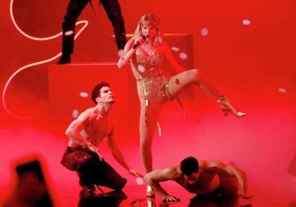 Тэйлор Свифт во время выступления на церемонии награждения American Music Awards 2019 Тэйлор Свифт во время выступления на церемонии награждения American Music Awards 2019
