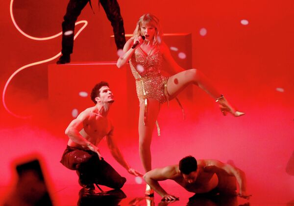 Тэйлор Свифт во время выступления на церемонии награждения American Music Awards 2019 Тэйлор Свифт во время выступления на церемонии награждения American Music Awards 2019