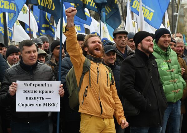 Митинг против земельной реформы перед зданием парламента в Киеве, 13 ноября 2019 Митинг против земельной реформы перед зданием парламента в Киеве, 13 ноября 2019