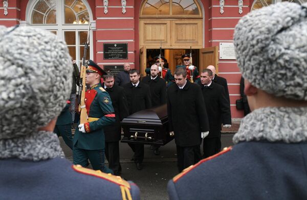 Вынос гроба из здания Двенадцати коллегий Санкт-Петербургского университета после церемонии прощания с президентом СПбГУ, почетным президентом Российской академии образования Людмилой Вербицко Вынос гроба из здания Двенадцати коллегий Санкт-Петербургского университета после церемонии прощания с президентом СПбГУ, почетным президентом Российской академии образования Людмилой Вербицко