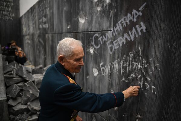 Ветеран Р. Д. Битянов нанес надпись на стену Рейхстага в Музее Победы Ветеран Р. Д. Битянов нанес надпись на стену Рейхстага в Музее Победы