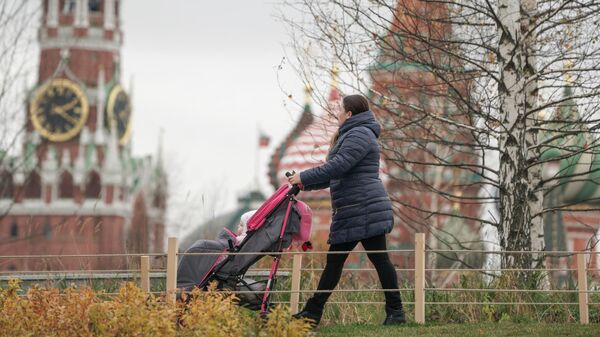 Женщина гуляет с ребенком в парке Зарядье в Москве Женщина гуляет с ребенком в парке Зарядье в Москве