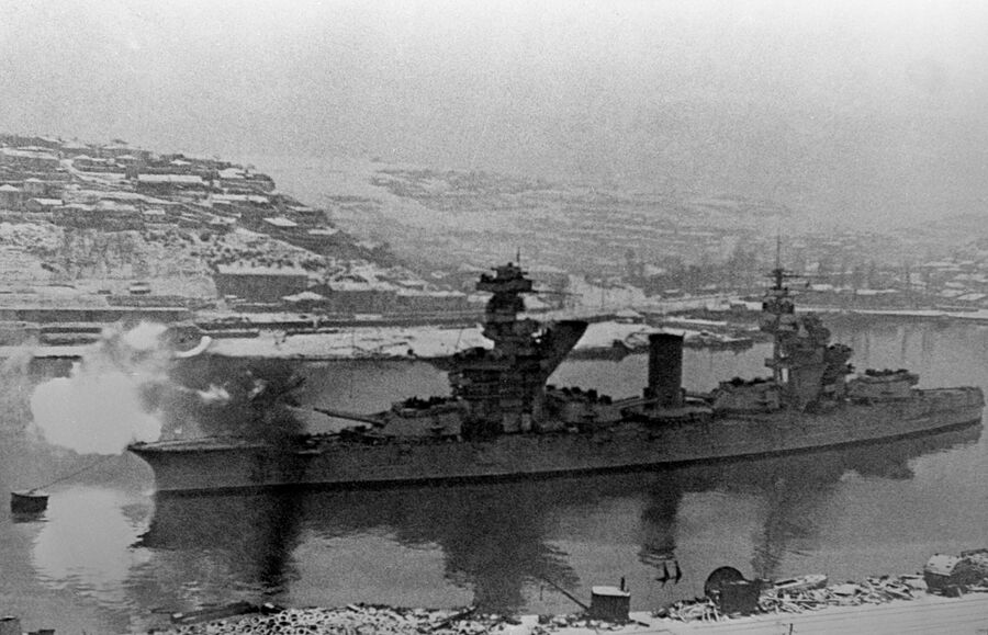 Великая Отечественная война (1941-1945 гг.). Оборона Севастополя и битва за Крым (сентябрь 1941 - июль 1942 гг.). Линкор Севастополь ведет огонь по вражеским позициям в Северной бухте. Великая Отечественная война (1941-1945 гг.). Оборона Севастополя и битва за Крым (сентябрь 1941 - июль 1942 гг.). Линкор Севастополь ведет огонь по вражеским позициям в Северной бухте.
