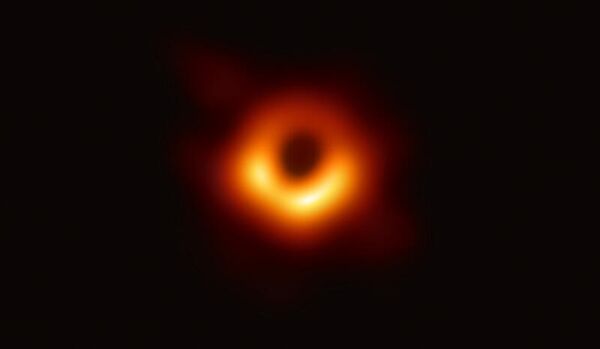 Изображение черной дыры центра галактики M87 полученное с помощью телескопа Event Horizon Изображение черной дыры центра галактики M87 полученное с помощью телескопа Event Horizon