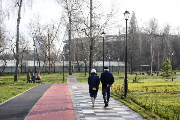 Отдыхающие на территории Детского Черкизовского парка в Москве Отдыхающие на территории Детского Черкизовского парка в Москве