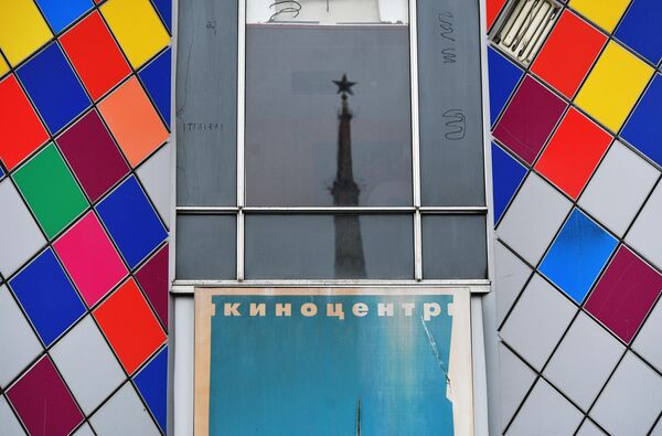 Отражение в окне киноцентра Соловей на Красной Пресне в Москве. 2 декабря киноцентр закрылся, здание начали сносить Отражение в окне киноцентра Соловей на Красной Пресне в Москве. 2 декабря киноцентр закрылся, здание начали сносить