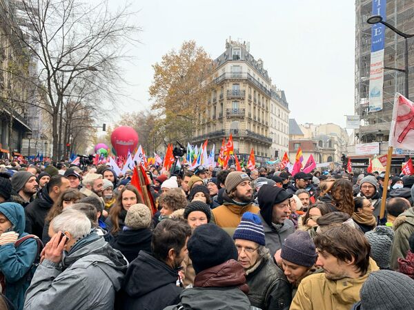 Во время демонстрации в Париже, Франция. 5 декабря 2019 Во время демонстрации в Париже, Франция. 5 декабря 2019