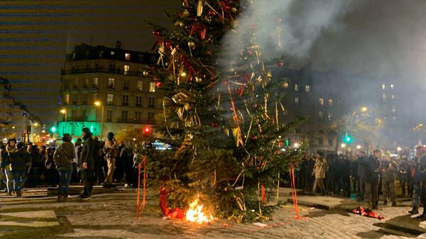 Во время демонстрации в Париже, Франция. 5 декабря 2019 Во время демонстрации в Париже, Франция. 5 декабря 2019