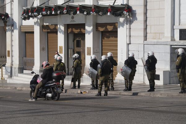 Сотрудники полиции во время акции протеста в Афинах, Греция. 6 декабря 2019 Сотрудники полиции во время акции протеста в Афинах, Греция. 6 декабря 2019