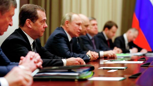 Президент России Владимир Путин и председатель правительства Дмитрий Медведев во время переговоров с президентом Белоруссии Александром Лукашенко в Сочи