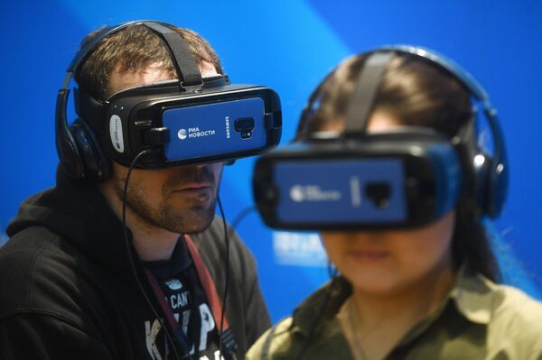 Посетители на презентации VR-проекта РИА Новости Музей исчезнувших картин в Государственном центральном музее современной истории России Посетители на презентации VR-проекта РИА Новости Музей исчезнувших картин в Государственном центральном музее современной истории России
