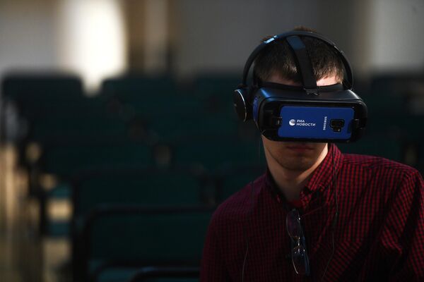 Посетитель на презентации VR-проекта РИА Новости Посетитель на презентации VR-проекта РИА Новости