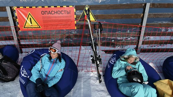 Отдыхающие на горнолыжном склоне во время открытия сезона на горном курорте Горки Город на территории Красной Поляны Отдыхающие на горнолыжном склоне во время открытия сезона на горном курорте Горки Город на территории Красной Поляны