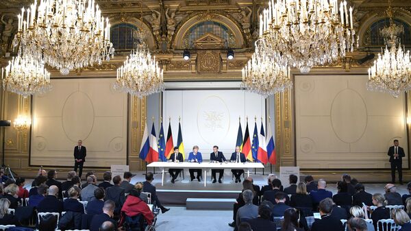 Президент РФ Владимир Путин, президент Франции Эммануэль Макрон, федеральный канцлер Германии Ангела Меркель и президент Украины Владимир Зеленский во время встречи Президент РФ Владимир Путин, президент Франции Эммануэль Макрон, федеральный канцлер Германии Ангела Меркель и президент Украины Владимир Зеленский во время встречи