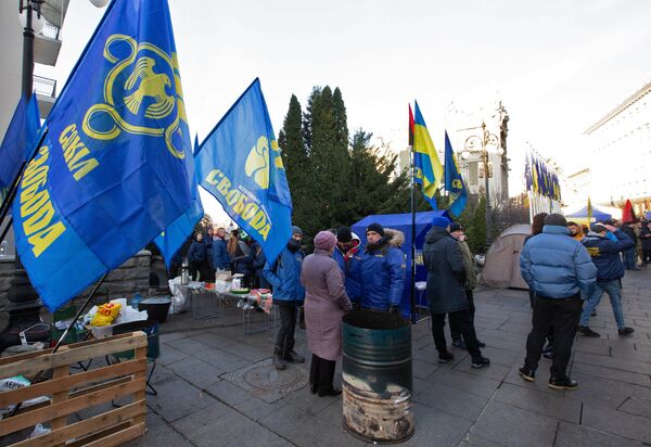 Участники акции протеста возле здания администрации президента Украины в Киеве Участники акции протеста возле здания администрации президента Украины в Киеве
