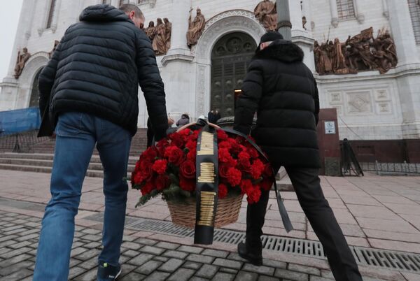 Люди несут цветы на церемонию прощания с бывшим мэром Москвы Юрием Лужковым Люди несут цветы на церемонию прощания с бывшим мэром Москвы Юрием Лужковым