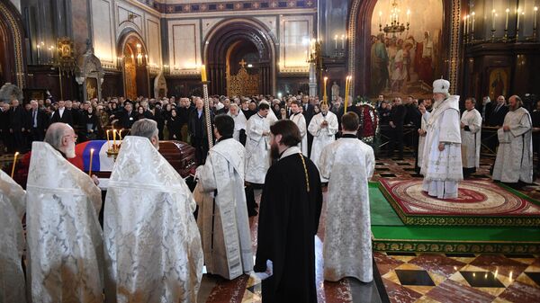 Патриарх Московский и всея Руси Кирилл проводит отпевание бывшего мэра Москвы Юрия Лужкова в храме Христа Спасителя Патриарх Московский и всея Руси Кирилл проводит отпевание бывшего мэра Москвы Юрия Лужкова в храме Христа Спасителя