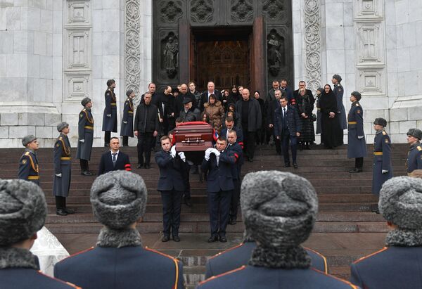 Вынос гроба с телом бывшего мэра Москвы Юрия Лужкова после церемонии прощания в храме Христа Спасителя в Москве Вынос гроба с телом бывшего мэра Москвы Юрия Лужкова после церемонии прощания в храме Христа Спасителя в Москве