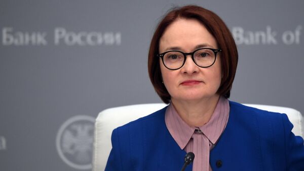 Председатель Центрального банка РФ Эльвира Набиуллина перед началом пресс-конференции Председатель Центрального банка РФ Эльвира Набиуллина перед началом пресс-конференции