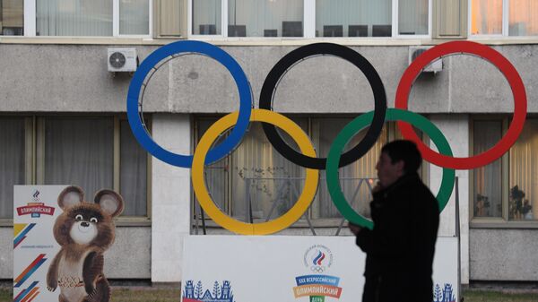 Олимпийские кольца во дворе здания Олимпийского комитета России 
