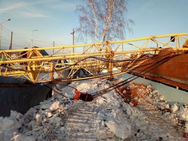 Опрокидывание башенного крана на проезжую часть дороги в Карпинске Опрокидывание башенного крана на проезжую часть дороги в Карпинске