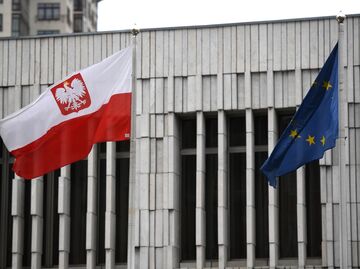 Флаг Польши и Евросоюза на территории посольства Польши в Москве Флаг Польши и Евросоюза на территории посольства Польши в Москве