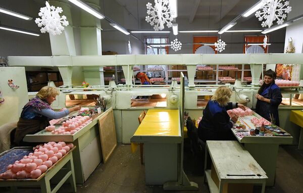 Художницы раскрашивают вручную головы кукол Деда Мороза, сделанные по классическим технологиям из поливинилхлорида, на фабрике Бирюсинка в Красноярске Художницы раскрашивают вручную головы кукол Деда Мороза, сделанные по классическим технологиям из поливинилхлорида, на фабрике Бирюсинка в Красноярске