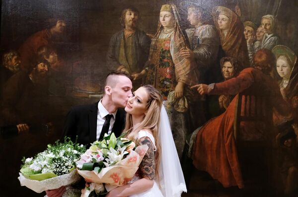 Молодожены Максим и Екатерина после окончания бракосочетания на открытии выставки Русская свадьба, посвященной свадебным традициям, в Государственном историческом музее в Москве Молодожены Максим и Екатерина после окончания бракосочетания на открытии выставки Русская свадьба, посвященной свадебным традициям, в Государственном историческом музее в Москве