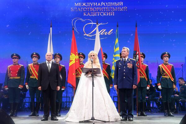 Организатор IV Международного благотворительного кадетского бала Юлия Кирпичникова и генерал-полковник Николай Антошкин во время бала, посвященного Дню Героев Отечества и 75-летию Победы в Великой Отечественной войне, в Гостином дворе Организатор IV Международного благотворительного кадетского бала Юлия Кирпичникова и генерал-полковник Николай Антошкин во время бала, посвященного Дню Героев Отечества и 75-летию Победы в Великой Отечественной войне, в Гостином дворе