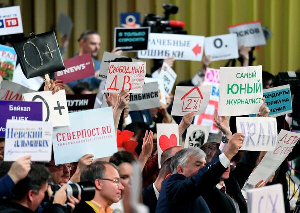 Журналисты на ежегодной большой пресс-конференции президента РФ Владимира Путина Журналисты на ежегодной большой пресс-конференции президента РФ Владимира Путина