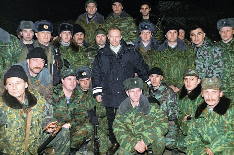 И.о. президента РФ Владимир Путин с российскими военными во время его пребывания в Чечне в декабре 1999 года И.о. президента РФ Владимир Путин с российскими военными во время его пребывания в Чечне в декабре 1999 года
