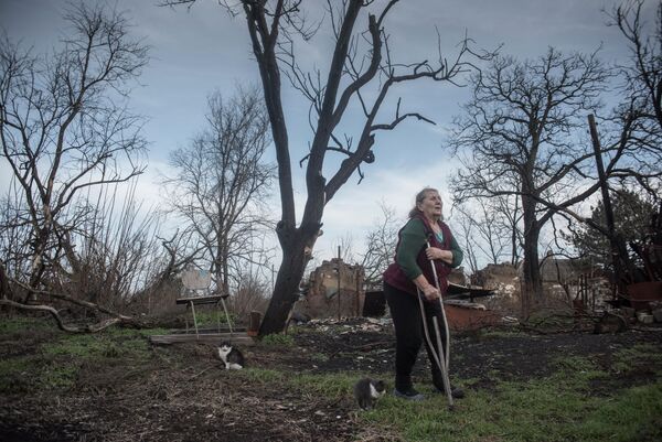 Местная жительница в огороде своего дома в Новоазовском районе Донецкой области Местная жительница в огороде своего дома в Новоазовском районе Донецкой области