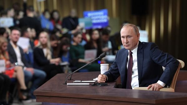 Президент РФ Владимир Путин на большой ежегодной пресс-конференции в Центре международной торговли на Красной Пресн Президент РФ Владимир Путин на большой ежегодной пресс-конференции в Центре международной торговли на Красной Пресн