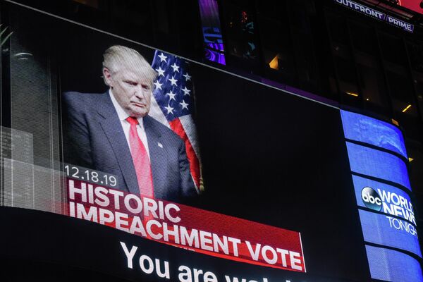 Экран с портретом президента США Дональда Трампа на площади Таймс-сквер в Нью-Йорке Экран с портретом президента США Дональда Трампа на площади Таймс-сквер в Нью-Йорке