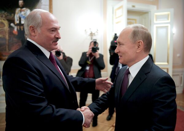 Президент РФ Владимир Путин и президент Белоруссии Александр Лукашенко во время встречи в Санкт-Петербурге Президент РФ Владимир Путин и президент Белоруссии Александр Лукашенко во время встречи в Санкт-Петербурге