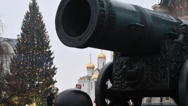 Украшение новогодней елки на Соборной площади Кремля Украшение новогодней елки на Соборной площади Кремля