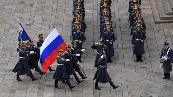 Военнослужащие Президентского полка во время церемонии развода пеших и конных караулов Военнослужащие Президентского полка во время церемонии развода пеших и конных караулов