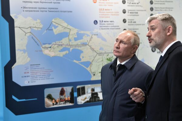 Президент РФ Владимир Путин во время осмотра железнодорожной станции Тамань пассажирская после церемонии открытия движения по железнодорожной части Крымского моста через Керченский пролив. Справа - министр транспорта Евгений Дитрих Президент РФ Владимир Путин во время осмотра железнодорожной станции Тамань пассажирская после церемонии открытия движения по железнодорожной части Крымского моста через Керченский пролив. Справа - министр транспорта Евгений Дитрих
