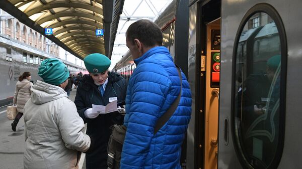 Проверка билетов у пассажиров первого именного состава Таврия, который отправится из Санкт-Петербурга в Севастополь 23 декабря в 14.00, на Московском вокзале Проверка билетов у пассажиров первого именного состава Таврия, который отправится из Санкт-Петербурга в Севастополь 23 декабря в 14.00, на Московском вокзале