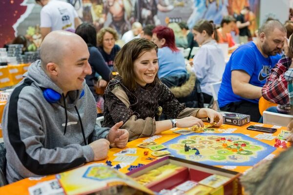 Участники фестиваля Игрокон 2019 года играют в Колонизаторов Участники фестиваля Игрокон 2019 года играют в Колонизаторов