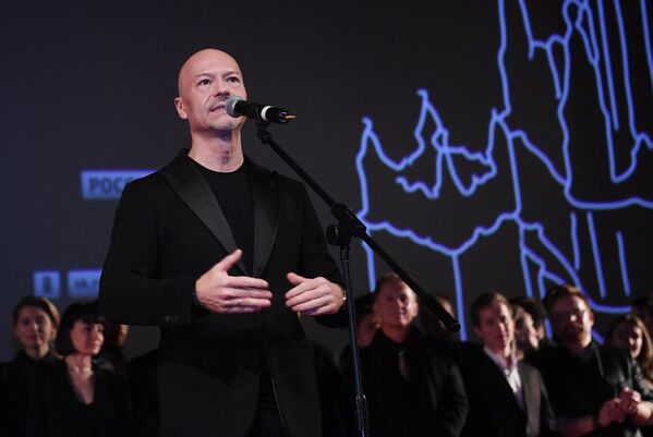 Режиссер Федор Бондарчук выступает на премьере фильма Вторжение в кинотеатре Октябрь Режиссер Федор Бондарчук выступает на премьере фильма Вторжение в кинотеатре Октябрь