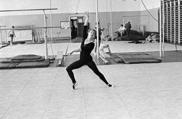 Абсолютная чемпионка мира по спортивной гимнастике Лариса Латынина на тренировке. Абсолютная чемпионка мира по спортивной гимнастике Лариса Латынина на тренировке.