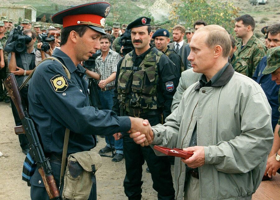Премьер-министр Владимир Путин вручает награду милиционеру на базе российских войск в горах Ботлихского района в Дагестане 27 августа 1999 года Премьер-министр Владимир Путин вручает награду милиционеру на базе российских войск в горах Ботлихского района в Дагестане 27 августа 1999 года
