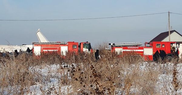 Сотрудники спасательной службы и полиции работают на месте крушения самолета Fokker 100 казахстанской авиакомпании Bek Air Сотрудники спасательной службы и полиции работают на месте крушения самолета Fokker 100 казахстанской авиакомпании Bek Air
