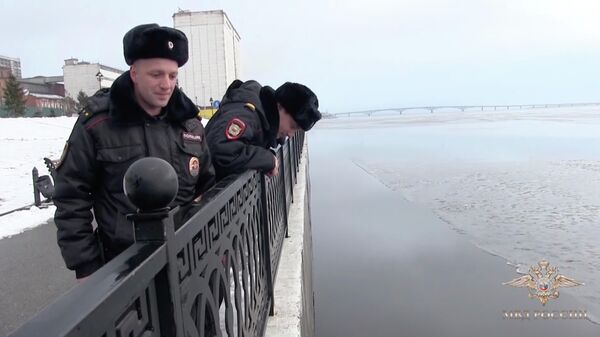 Лейтенант полиции Денис Ступников и старший сержант полиции Сергей Лукьянов. Стоп-кадр видео Лейтенант полиции Денис Ступников и старший сержант полиции Сергей Лукьянов. Стоп-кадр видео